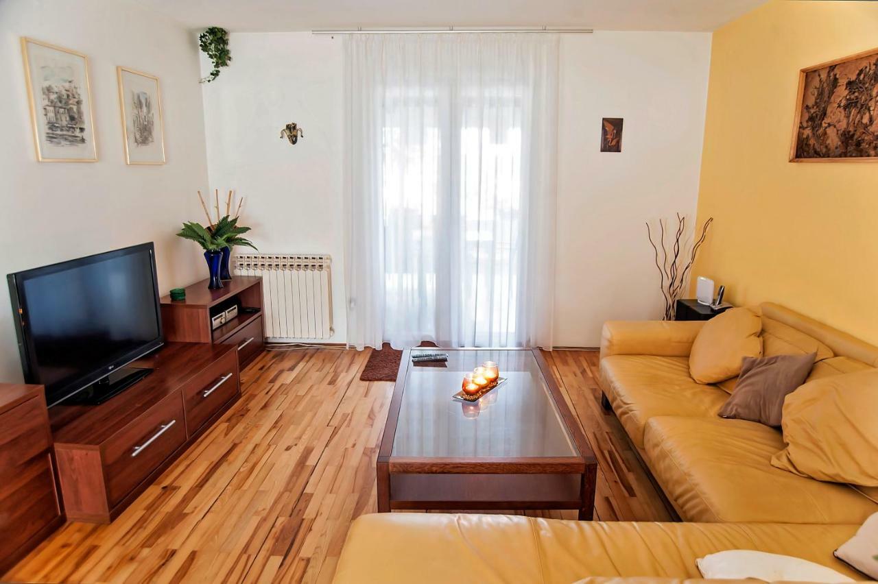 Hana House Pula Buitenkant foto